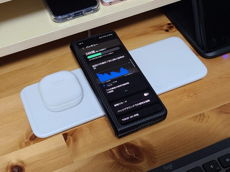 Galaxy Wireless Charger Trioを使用している様子