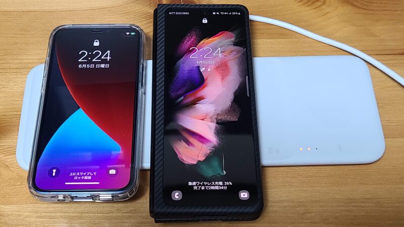 Galaxy Z Fold3 5GとiPhone 12 miniを同時充電中のWireless Charger Trio